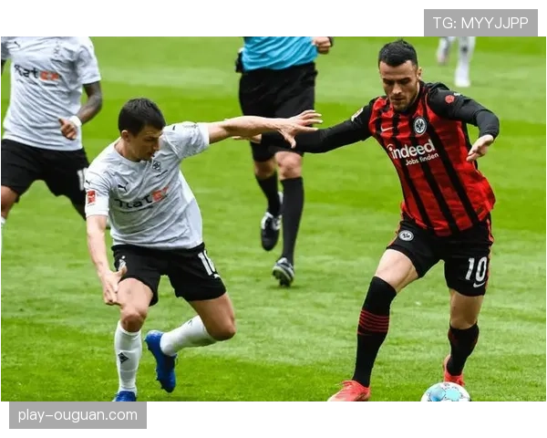 斯图加特3-2逆转门兴,两次利用前场任意球机会头球破门 斯图加特3-2逆转门兴,两次利用前场任意球机会头球破门